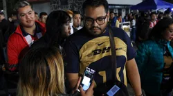 Aficionado de Pumas con su Fan ID.