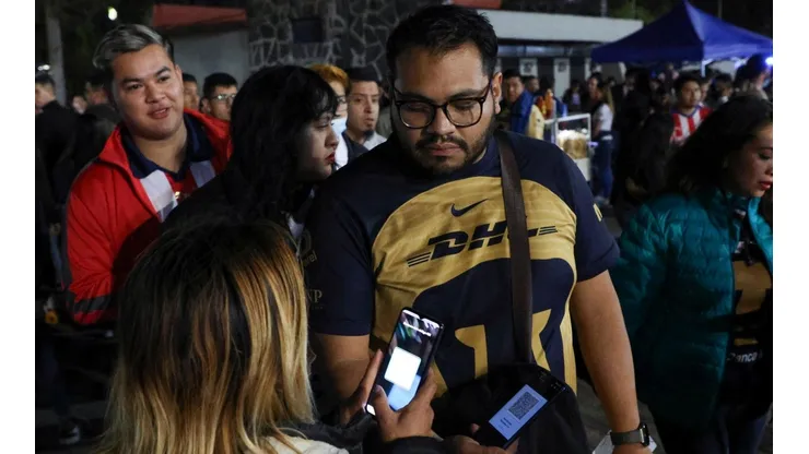 Aficionado de Pumas con su Fan ID.