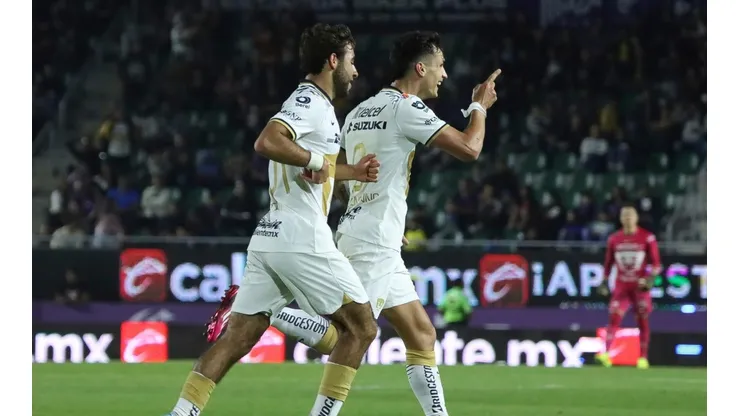 Juan Ignacio Dinenno en el festejo de su gol.