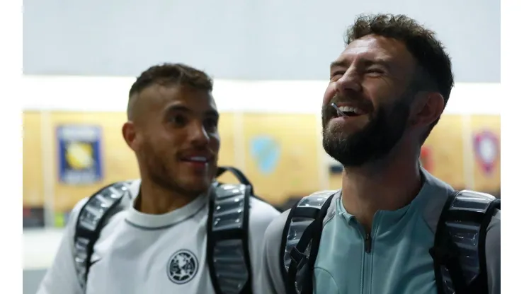 Jonathan dos Santos y Miguel Layún previo a un partido del América en el Clausura 2023.