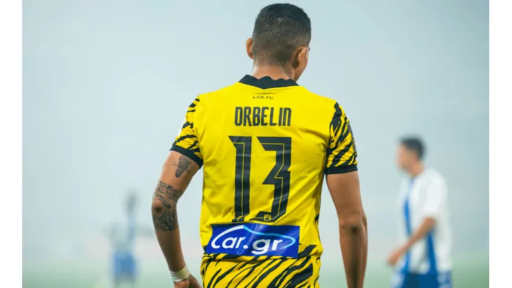 Orbelín Pineda en un partido del AEK Atenas en la Super Liga de Grecia.