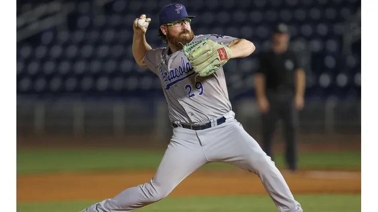 Matt Pobereyko como pitcher de los Blue Wahoos de Pensacola.