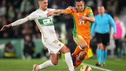Fidel, del Elche, contra Andrés Guardado, del Betis.