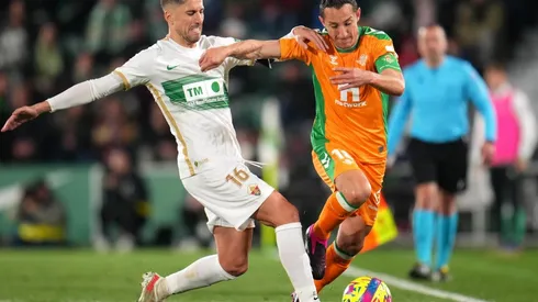 Fidel, del Elche, contra Andrés Guardado, del Betis.
