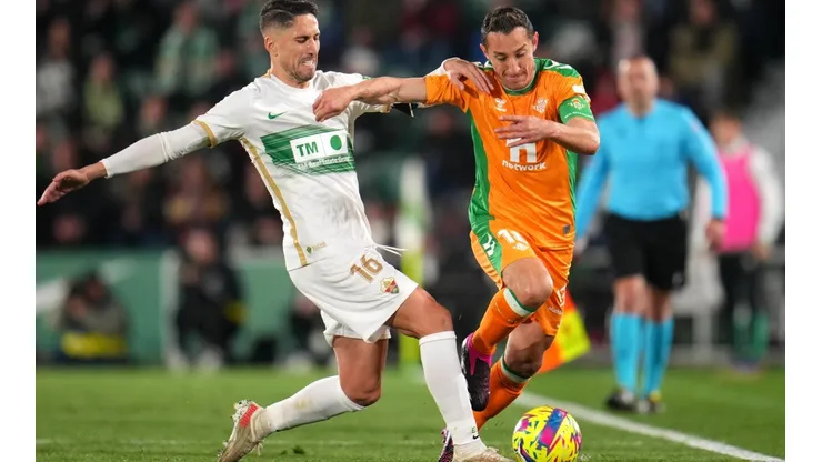 Fidel, del Elche, contra Andrés Guardado, del Betis.
