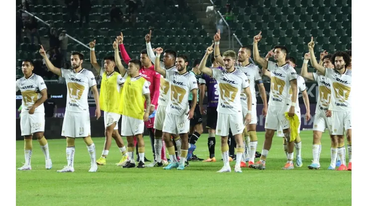 El plantel de Pumas al acabar el partido.