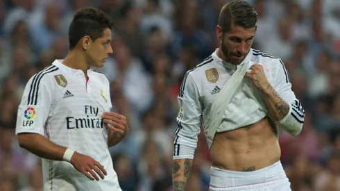 Chicharito Hernández y Sergio Ramos en un partido del Real Madrid en La Liga.
