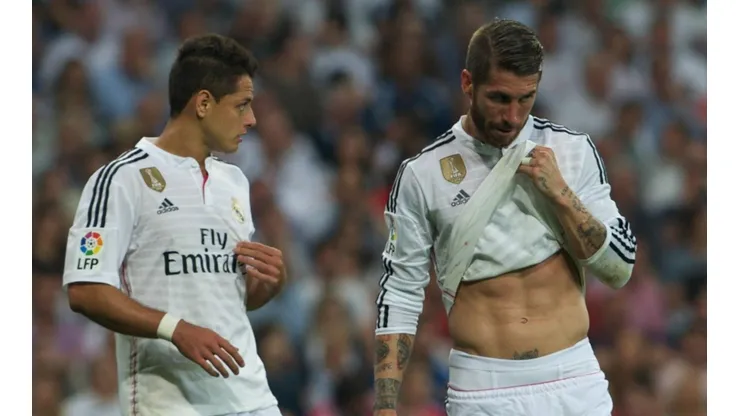 Chicharito Hernández y Sergio Ramos en un partido del Real Madrid en La Liga.