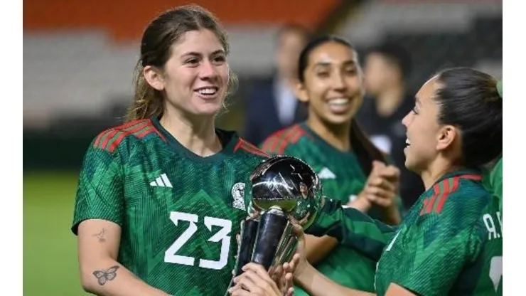 VIDEO: Jugadora del Tri rechazó públicamente firmar una camiseta de Chivas