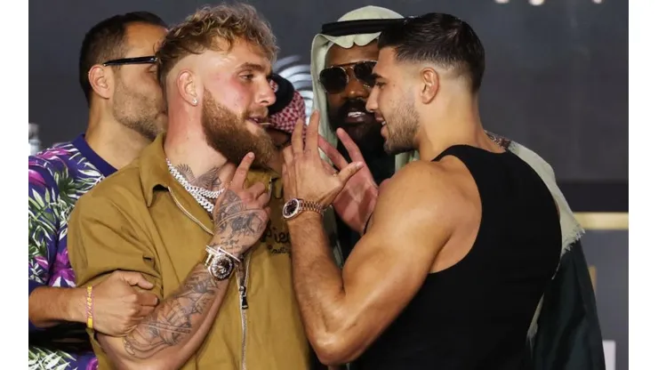 Jake Paul y Tommy Fury debieron ser separados por personal de seguridad tras el face to face