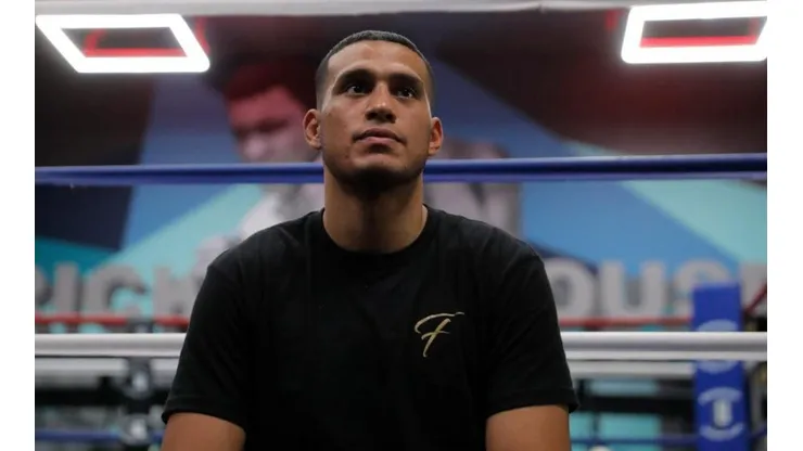 David Benavidez contradice a su padre y defiende a Canelo Álvarez