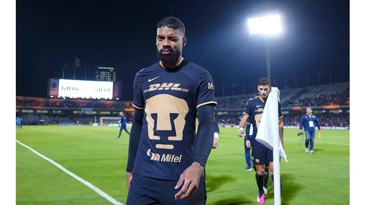 Diogo de Oliveira durante el partido ante Chivas.