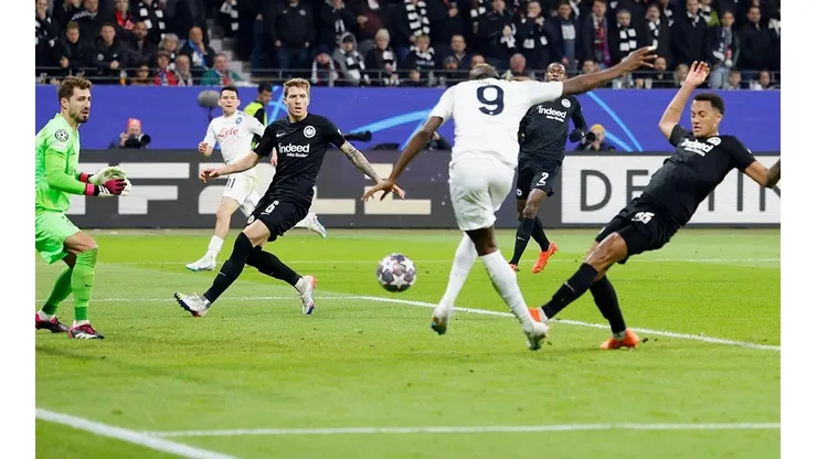 Chucky Lozano entrega asistencia a Victor Osimhen (VIDEO)