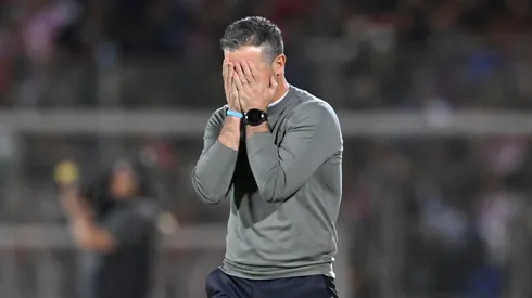 Rafael Puente lamenta una falla ante Chivas.