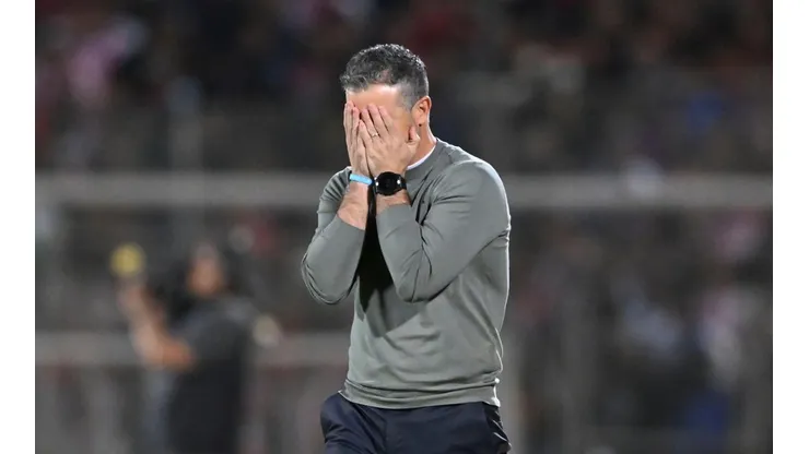 Rafael Puente lamenta una falla ante Chivas.