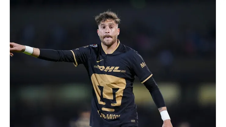 Arturo Ortiz ante Chivas en CU.