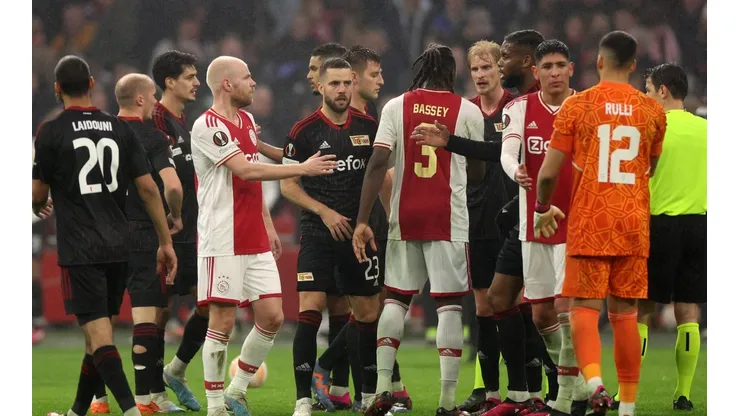Ajax goleó al Rotterdam y escaló a la segunda posición, pero preocupa Edson Álvarez
