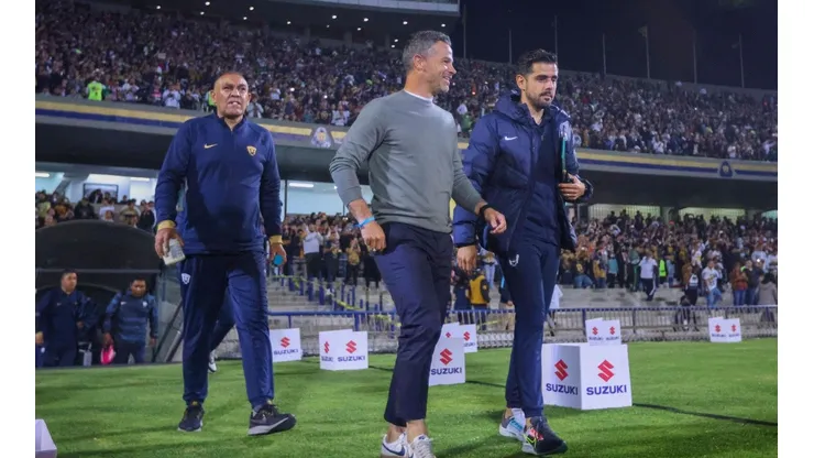 Rafael Puente en su entrada al estadio Olímpico Universitario.