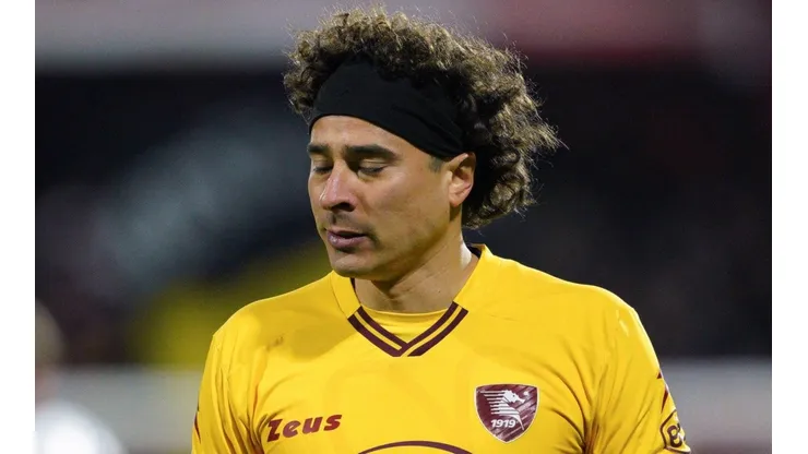 Guillermo Ochoa, reconocido por su capacidad, pero sin ser titular indiscutible.