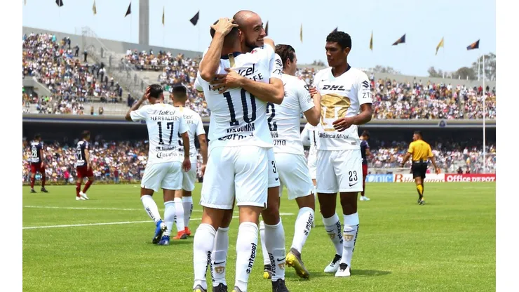 Festejo del plantel de Pumas ante Chivas en la última victoria.