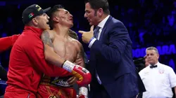 Mauricio Lara es detenido por seguridad cuando iba a pelearse en el ring side.