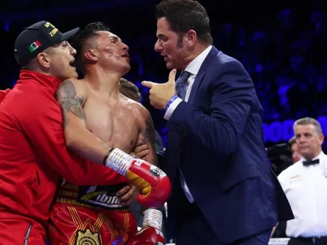 ¡Fuera de sí! Mauricio Lara es detenido por seguridad cuando iba a pelearse en el ring side
