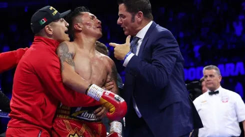 Mauricio Lara es detenido por seguridad cuando iba a pelearse en el ring side.