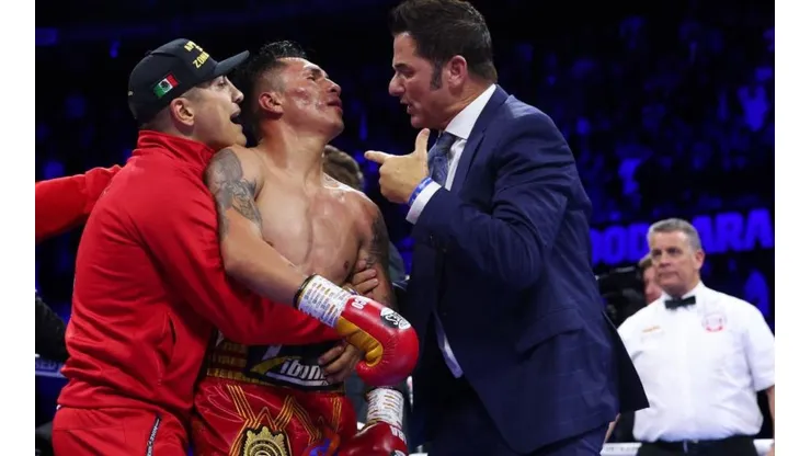 Mauricio Lara es detenido por seguridad cuando iba a pelearse en el ring side.