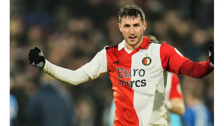 Santiago Giménez volvió a ser titular con el Feyenoord