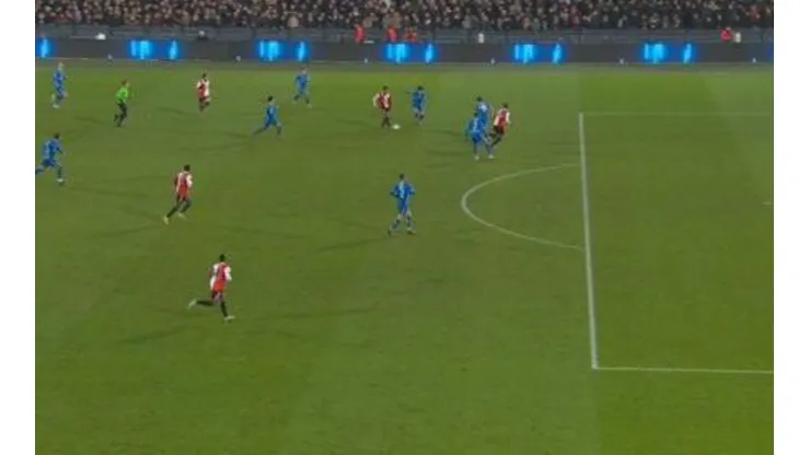 Santi Giménez había marcado ante el AZ Alkmaar