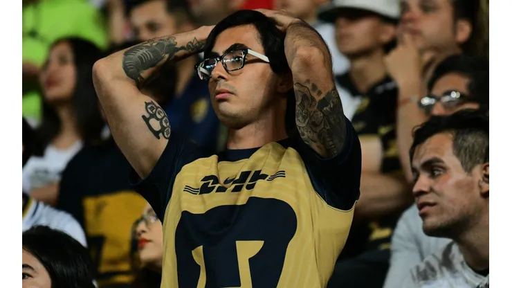Aficionados de Pumas lamentan la derrota de su equipo.