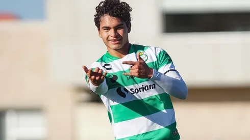 Stpehano Carrillo con el equipo sub 18 del Santos en el torneo Clausura 2023.