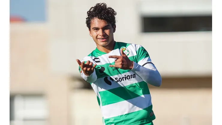 Stpehano Carrillo con el equipo sub 18 del Santos en el torneo Clausura 2023.