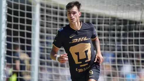 Juan Dinenno festeja su gol ante Atlas.