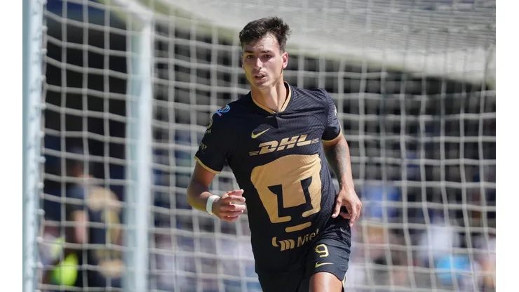 Juan Dinenno festeja su gol ante Atlas.