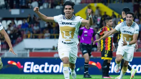 Emanuel Montejano en el festejo de su gol.