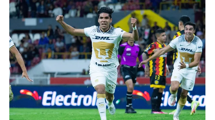 Emanuel Montejano en el festejo de su gol.