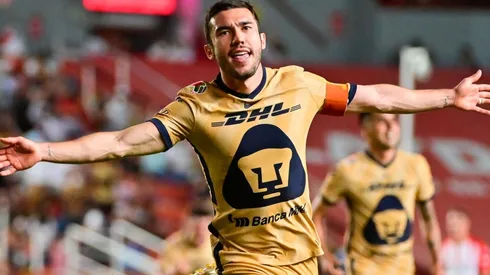 Juan Pablo Vigon en el festejo de su gol en el estadio Victoria.