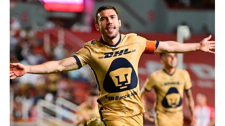 Juan Pablo Vigon en el festejo de su gol en el estadio Victoria.