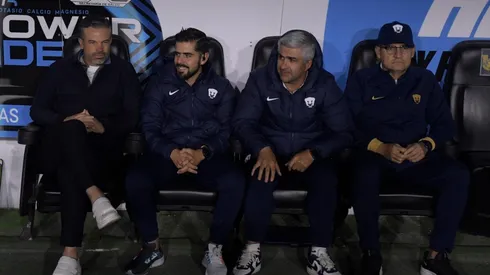 El cuerpo técnico de Pumas en el 'Volcán'.