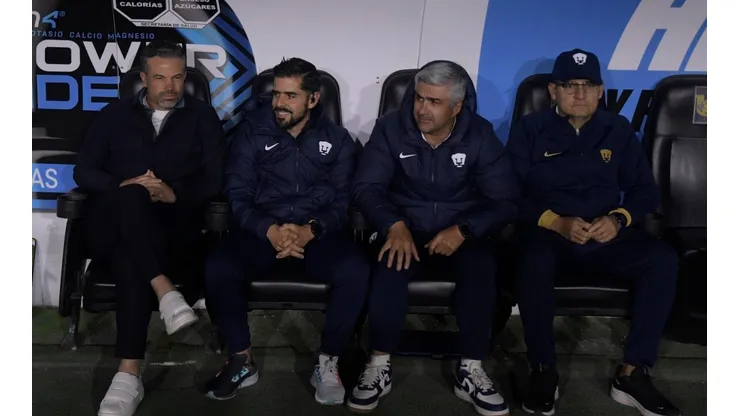 El cuerpo técnico de Pumas en el 'Volcán'.