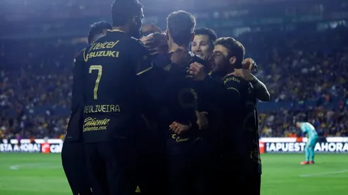 El plantel de Pumas de festejo en el Volcán.