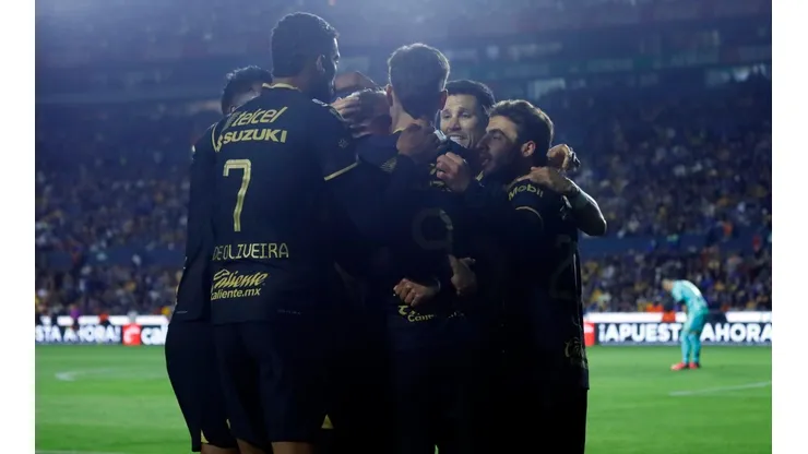 El plantel de Pumas de festejo en el Volcán.