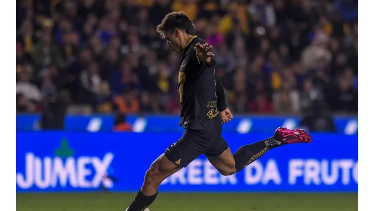 El tiro de Juan Dinenno ante Tigres.