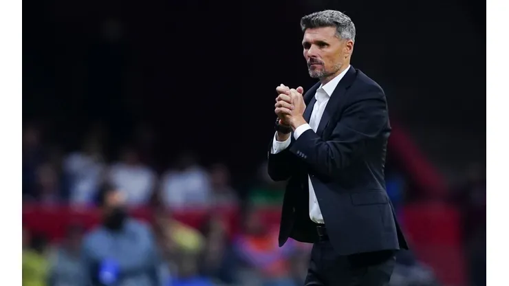 Fernando Ortiz comienza a perder la paciencia con dos jugadores.