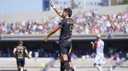 Festejo de gol de Juan Ignacio Dinenno.