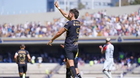 Festejo de gol de Juan Ignacio Dinenno.