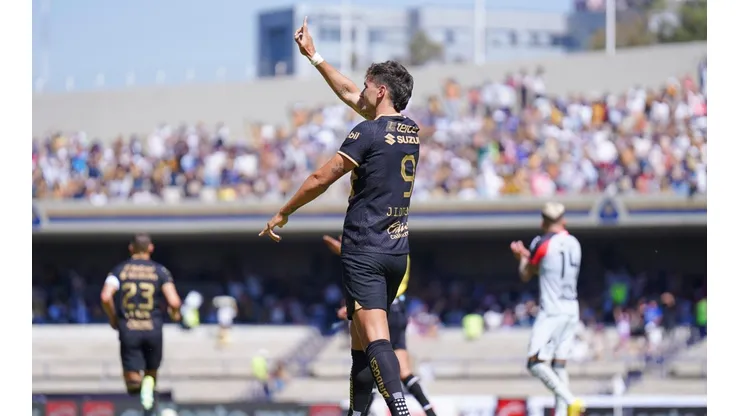 Festejo de gol de Juan Ignacio Dinenno.