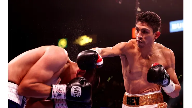 Rey Vargas enfrenta a O'Shaquie Foster.