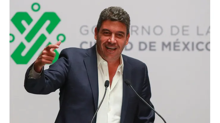 Arturo Elías Ayun durante una conferencia.